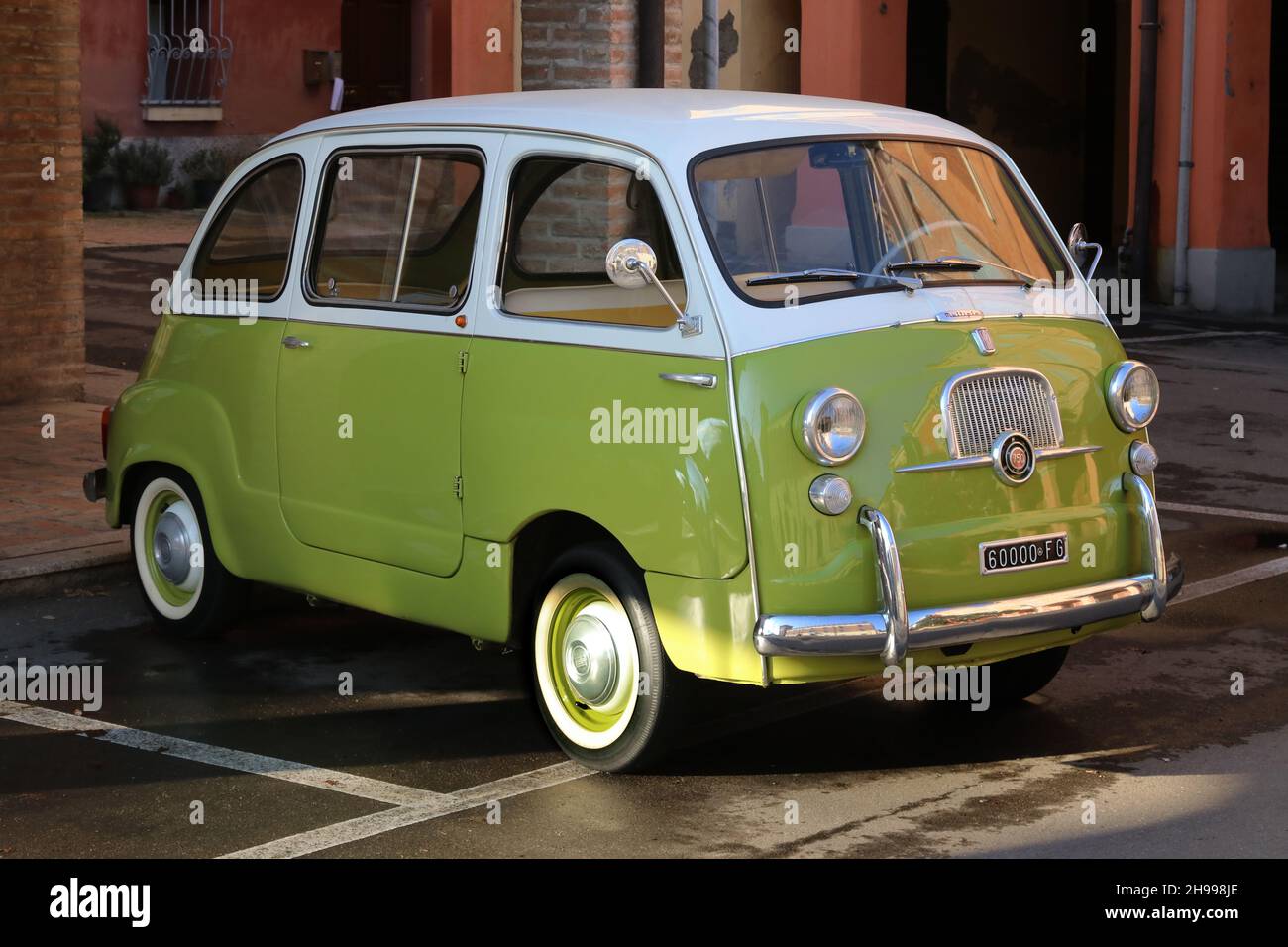 Italie, année 2021, ancienne Fiat 600 Multipla car, pour la collection et l'exposition Banque D'Images