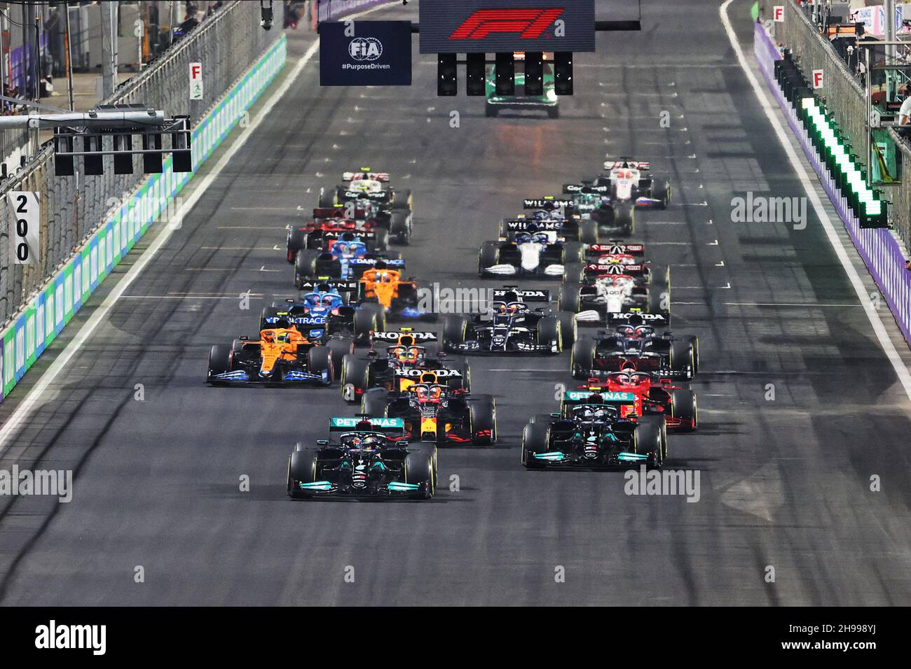 Jeddah, Arabie Saoudite, 05/12/2021, Lewis Hamilton (GBR) Mercedes AMG F1 W12 en tête au début de la course.Grand Prix d'Arabie Saoudite, dimanche 5 décembre 2021.Djeddah, Arabie Saoudite.05.12.2021. Championnat du monde de Formule 1, route 21, Grand Prix d'Arabie Saoudite, Jeddah, Arabie Saoudite, Race Day.Le crédit photo doit être lu : images XPB/Press Association. Banque D'Images