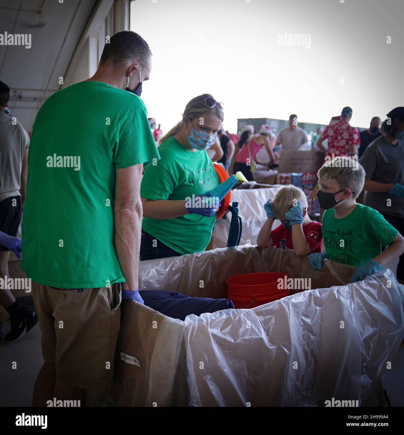 Yigo, États-Unis.04e décembre 2021.Les bénévoles emballez les produits donnés dans des paquets de gouttes d'air à l'appui de la 70e opération de chute de Noël annuelle à la base aérienne d'Andersen le 4 décembre 2021 à Yigo, Guam.Chaque mois de décembre, des équipages feront don par avion de nourriture, de fournitures, de matériel éducatif et d’outils à 55 nations insulaires du Pacifique Sud-est.Crédit: 1lt.Jade Watkins/US Airforce photo/Alamy Live News Banque D'Images