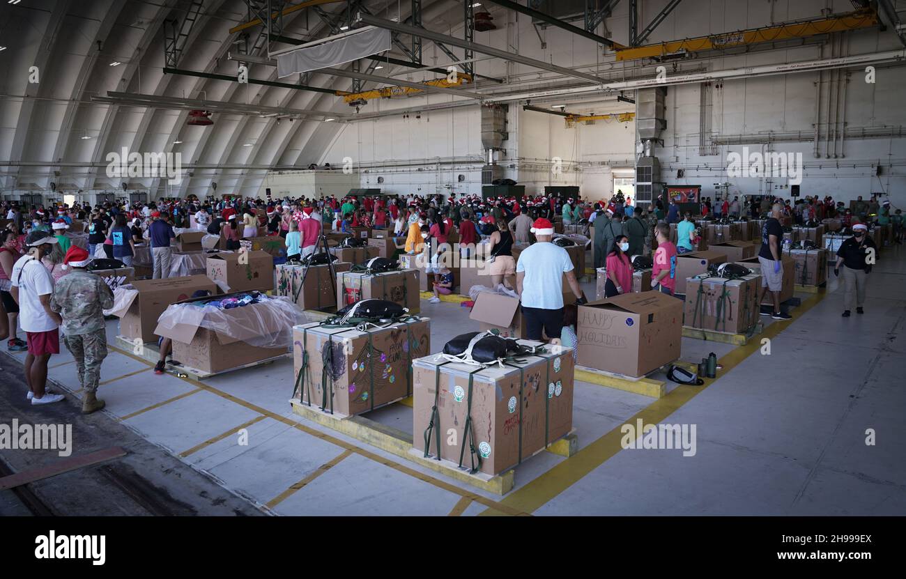 Yigo, États-Unis.04e décembre 2021.Les volontaires emballez les produits donnés dans des paquets de gouttes d'air lors des préparatifs de la 70e chute de Noël annuelle de l'opération à la base aérienne d'Andersen le 4 décembre 2021 à Yigo, Guam.Chaque mois de décembre, des équipages feront don par avion de nourriture, de fournitures, de matériel éducatif et d’outils à 55 nations insulaires du Pacifique Sud-est.Crédit : MSGT.Richard Ebensberger/US Airforce photo/Alamy Live News Banque D'Images