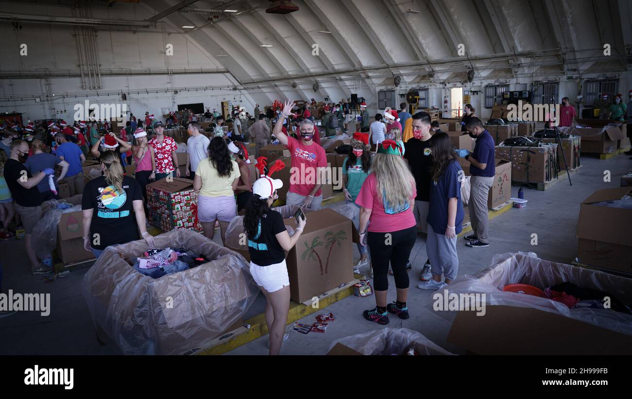 Yigo, États-Unis.04e décembre 2021.Les volontaires emballez les produits donnés dans des paquets de gouttes d'air lors des préparatifs de la 70e chute de Noël annuelle de l'opération à la base aérienne d'Andersen le 4 décembre 2021 à Yigo, Guam.Chaque mois de décembre, des équipages feront don par avion de nourriture, de fournitures, de matériel éducatif et d’outils à 55 nations insulaires du Pacifique Sud-est.Crédit : MSGT.Richard Ebensberger/US Airforce photo/Alamy Live News Banque D'Images