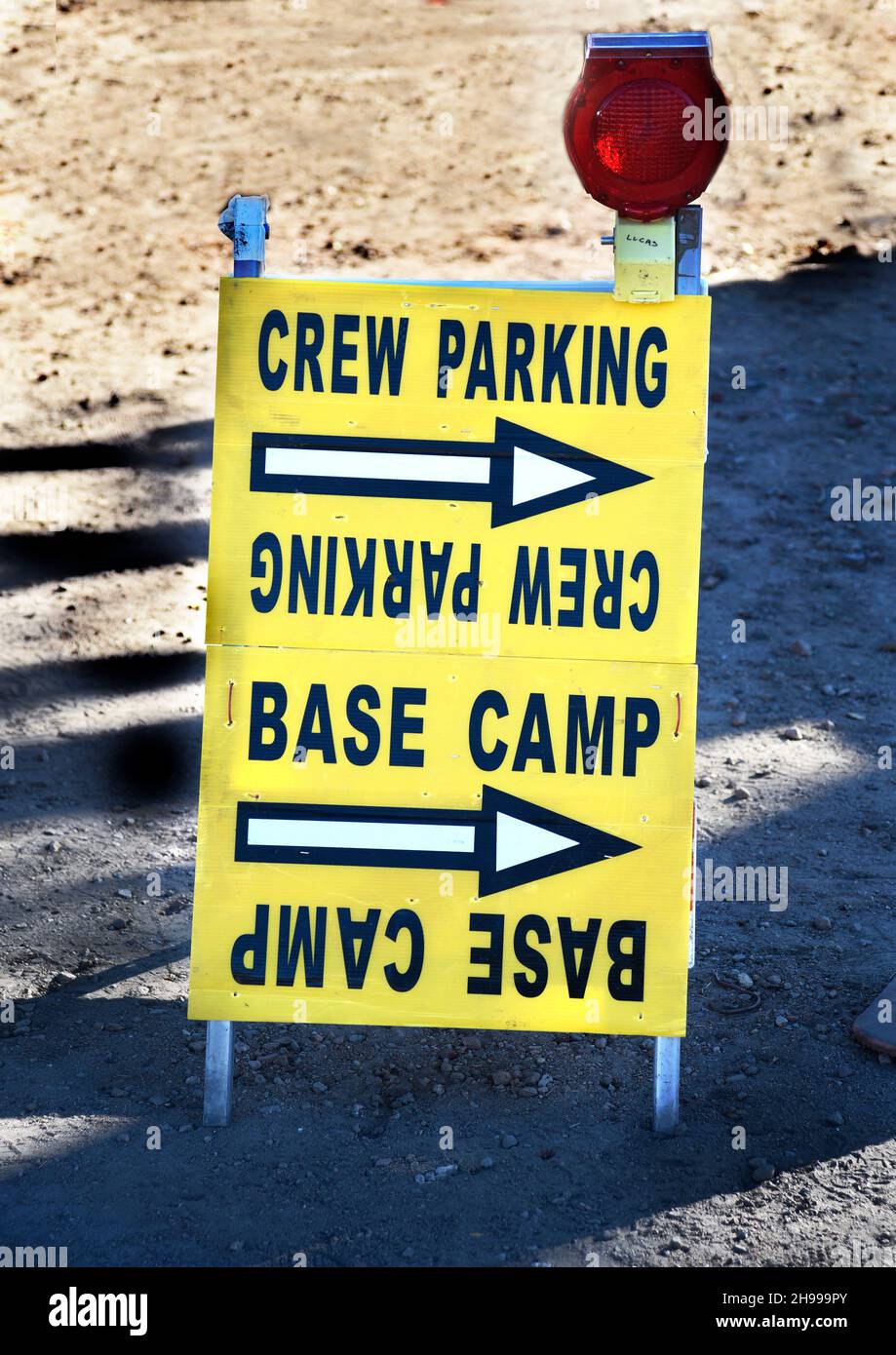 Un panneau dirige les acteurs de cinéma, les extras et les membres d'équipage vers un parking et une zone de réunion « camp de base » sur un lieu de tournage à Lamy, Nouveau-Mexique. Banque D'Images