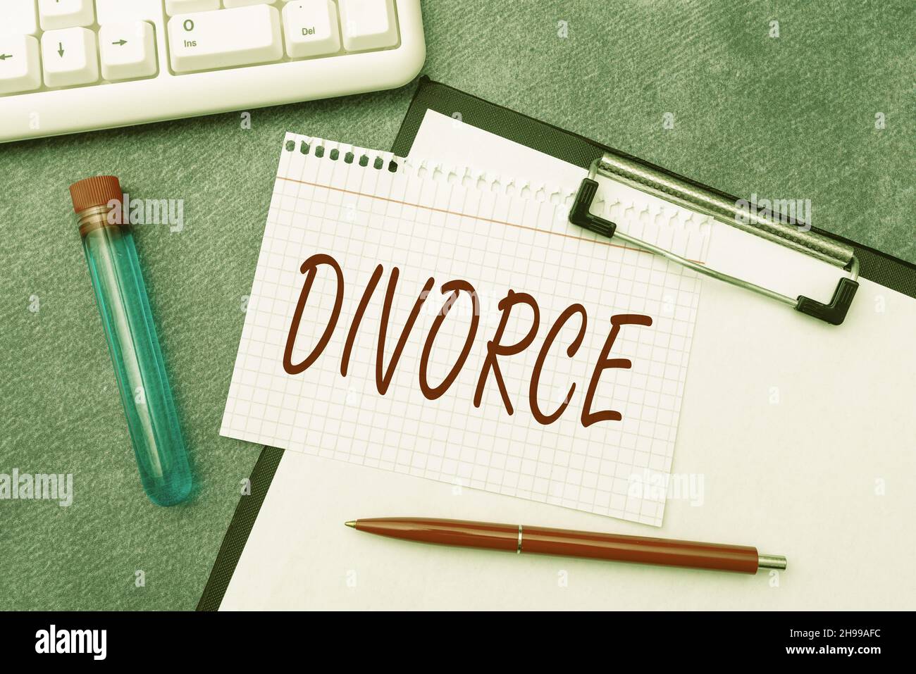 Texte montrant le divorce d'inspiration.Mot pour dissolution légale de séparation de mariage rupture désaccord dactylographiant des notes médicales études scientifiques et Banque D'Images