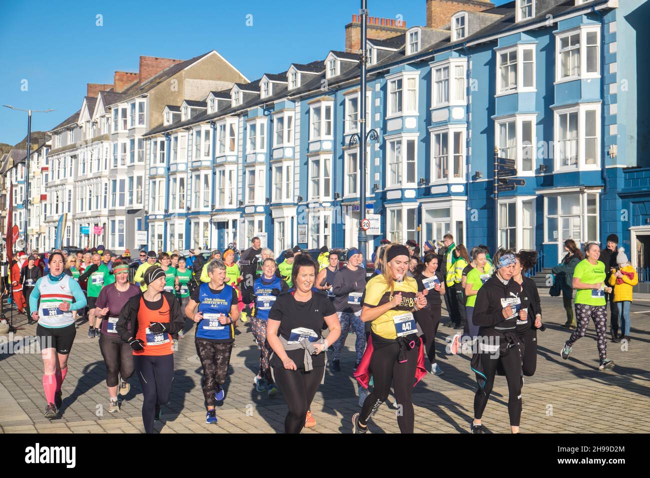 Coureurs,participant,à,Aberystwyth,course,course,10k,kilomètres,course,organisé,à,Aberystwyth,Cardigan Bay,côte,littoral,sur,un,ensoleillé,mais,venteux,décembre,hiver,hivers,jour,Mid,West,Wales,Ceredigion,Ceredigion,Comté,Welsh,GB,Royaume-Uni,Grande-Bretagne,Europe,Grande-Bretagne,européenne,Grande-Bretagne Banque D'Images