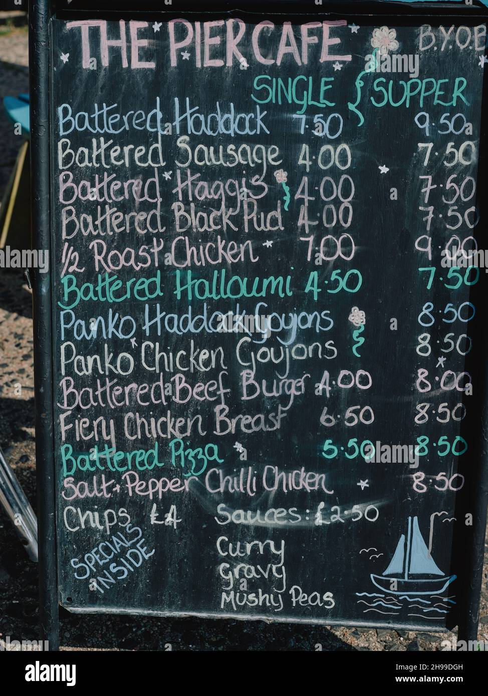 Tout baffé - Un menu écossais de café de bord de mer avec presque tout offert baffé - régime battent gras malsains aliments gras haggis pizza Banque D'Images