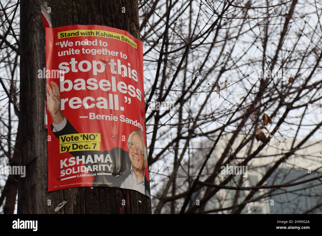 Un panneau opposé au rappel de Kshama Sawant, membre du conseil municipal de Seattle, est photographié à Seattle en décembre 2021.Bernie Sanders apparaît sur le panneau. Banque D'Images