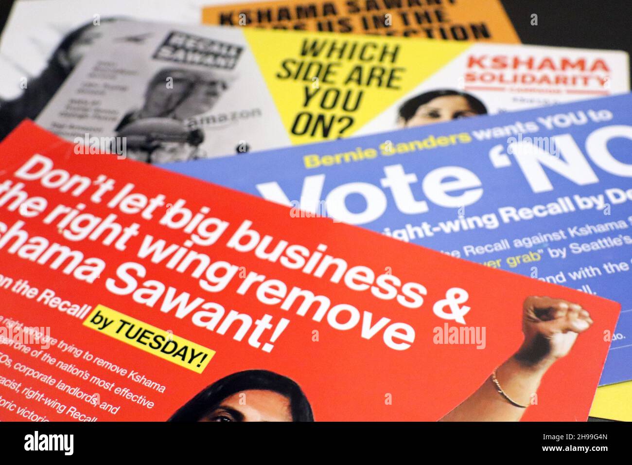Une pile de documents de campagne de Kshama Sawant est vue en décembre 2021. Banque D'Images