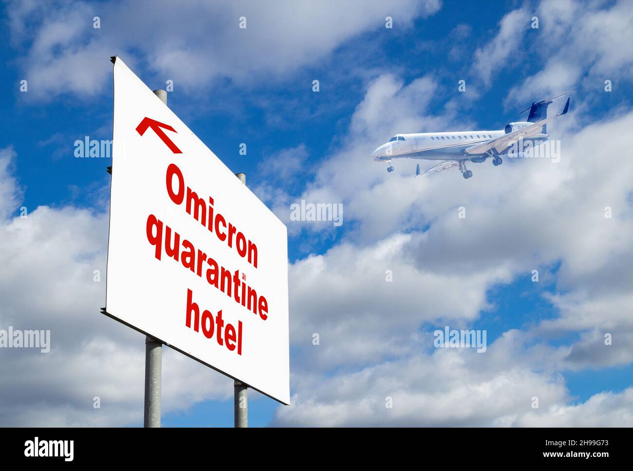 Avion, jet privé survolant le panneau de l'hôtel de quarantaine d'Omicron.Covid, Omicron restrictions de voyage concept. Banque D'Images