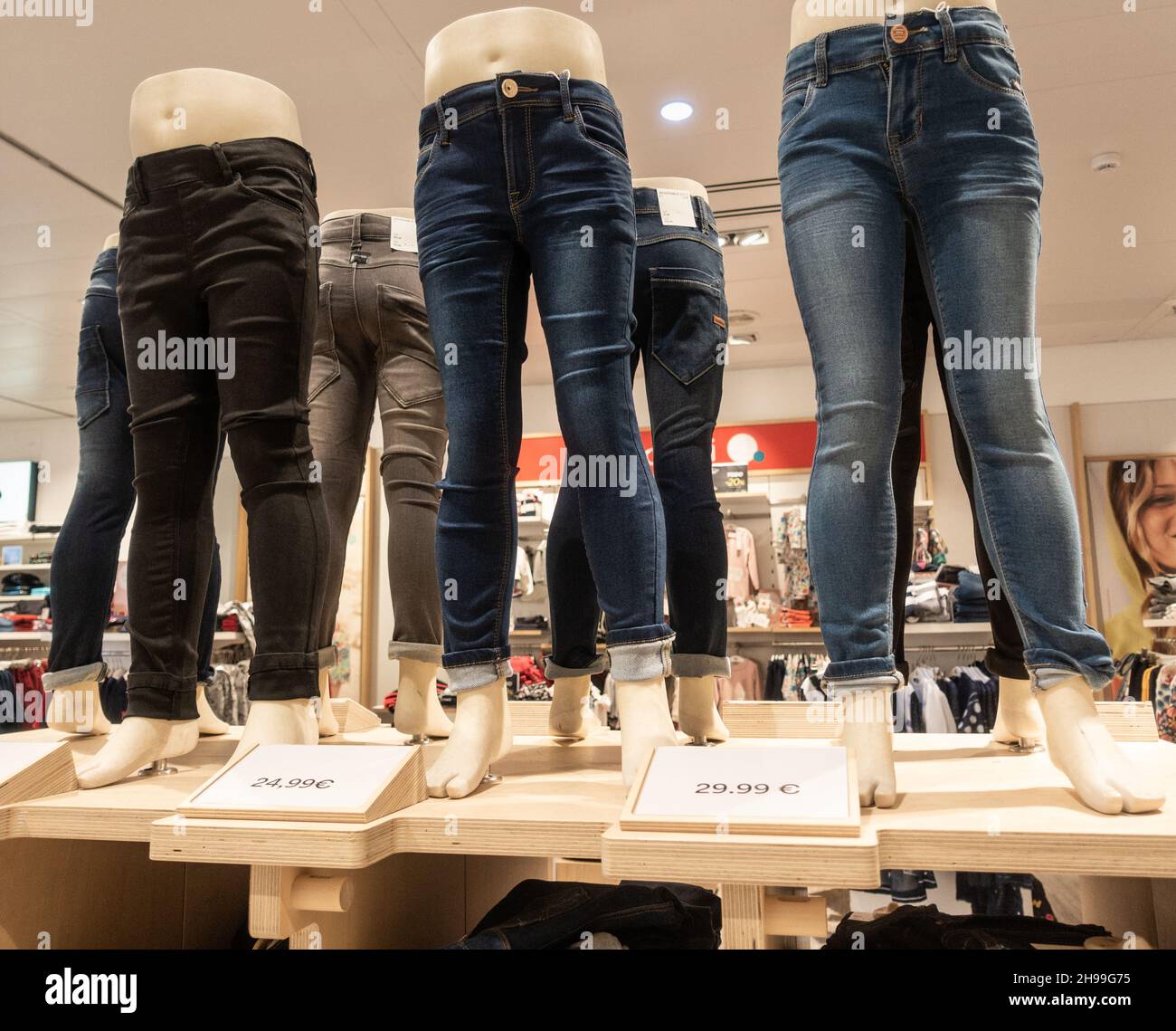 Jeans moulants pour enfants, enfants dans le grand magasin. Banque D'Images
