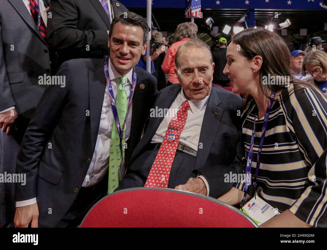 CLEVELAND (OHIO), États-Unis, 19 JUILLET 2016 le sénateur Robert Dole visite le député de la délégation du Kansas, Tim Yoder, et son épouse Brooke posent avec le sénateur Dole.Brooke embrasse le sénateur. Banque D'Images