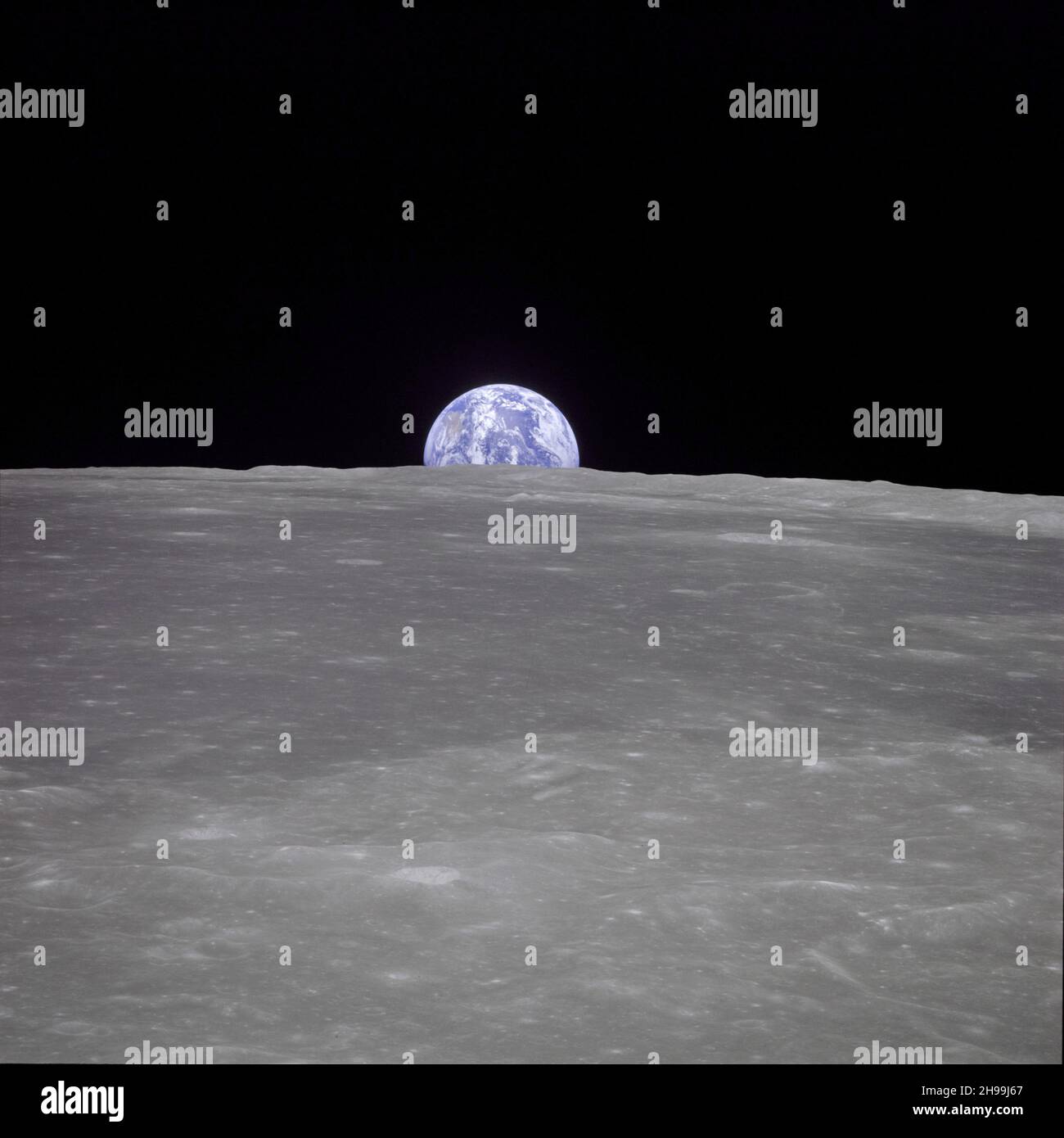 La vue de la Terre depuis le vaisseau spatial Apollo 11 montre que la Terre s'élève au-dessus de l'horizon de la lune. Banque D'Images