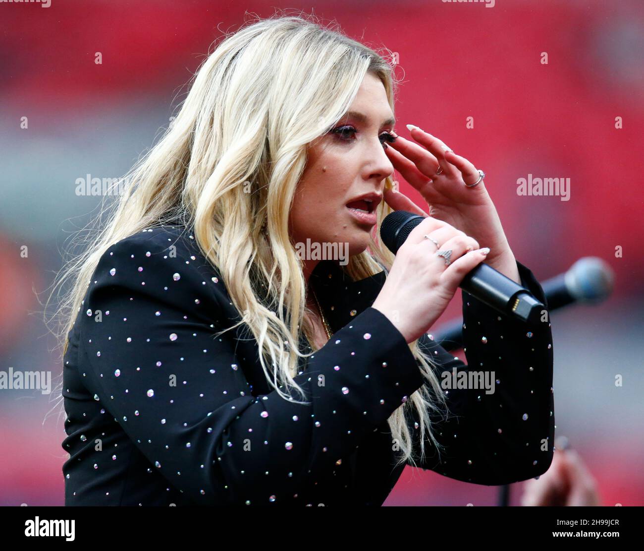 Londres, Royaume-Uni.05e décembre 2021.LONDRES, Angleterre - DÉCEMBRE 05: La chanteuse Ella Henderson se joue avant la finale 2021 de la coupe féminine Vitality entre Arsenal et Chelsea au stade Wembley, Londres, Angleterre le 05 décembre 2021 crédit: Action Foto Sport/Alay Live News Banque D'Images