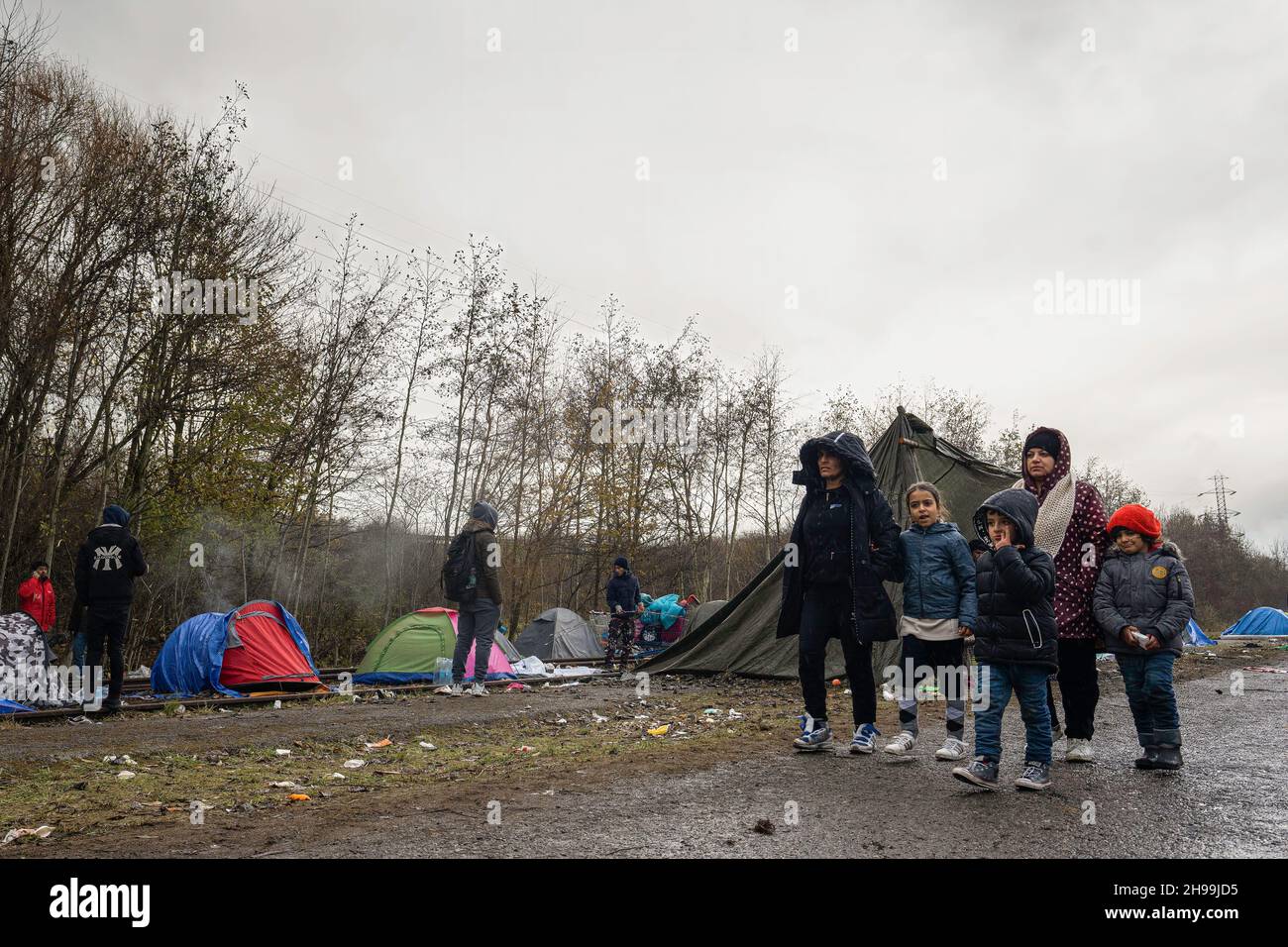 Dunkerque, France.05e décembre 2021.Des femmes kurdes ont vu marcher avec des enfants dans un camp de migrants de fortune.On estime qu'environ 800 000 migrants/réfugiés séjournent actuellement dans la région de Dunkerque, dans le nord de la France.La plupart d'entre eux attendent leur occasion de se rendre au Royaume-Uni soit par canot pneumatique, soit en se cachant dans des camions.(Photo de Geovien SO/SOPA Images/Sipa USA) crédit: SIPA USA/Alay Live News Banque D'Images