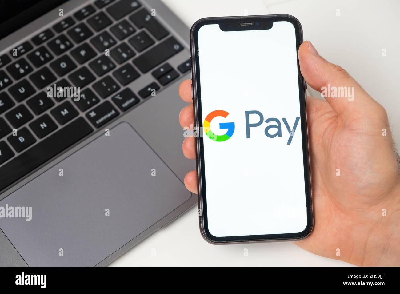 Le système de paiement Google permet de faire des transferts d'argent.Achats en ligne avec un smartphone et un ordinateur portable.Un moyen rapide, sécurisé et social de payer et de recevoir de l'argent.Arrière-plan blanc.Novembre 2021, San Francisco, États-Unis Banque D'Images