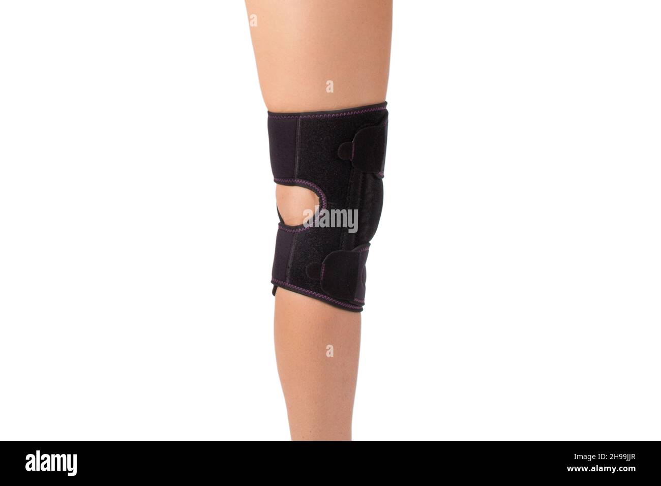 Renfort de support de genou sur la jambe isolé sur fond blanc.Anatomique orthopédique.Bretelles pour la fixation du genou, les blessures et la douleur.Manchon de bandage pour articulation des genoux Banque D'Images