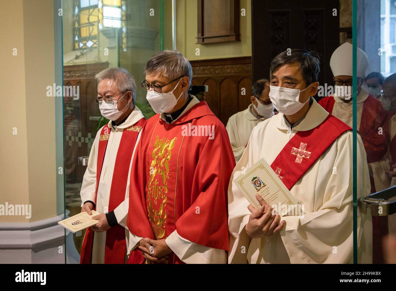 Hong Kong, Chine.04e décembre 2021.Stephen Chow Sau-Yan, SJ arrive à la cérémonie d'ordination épiscopale.Stephen Chow Sau-Yan, SJ a été nommé et consacré par le pape François comme évêque de Hong Kong après que le poste ait été vacant pendant deux ans.L'ordination épiscopale s'est tenue le 4 décembre à la cathédrale catholique de l'Immaculée conception de Hong Kong.Crédit : SOPA Images Limited/Alamy Live News Banque D'Images