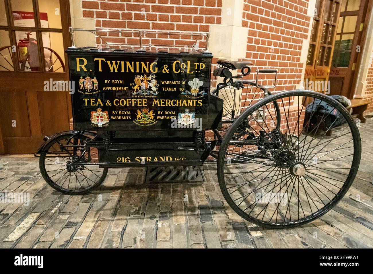 R. Twining & Co Ltd marchands de thé et de café tricycle d'époque et chariot au Milestones Living History Museum à Basingstoke, Hampshire, Angleterre, Royaume-Uni Banque D'Images