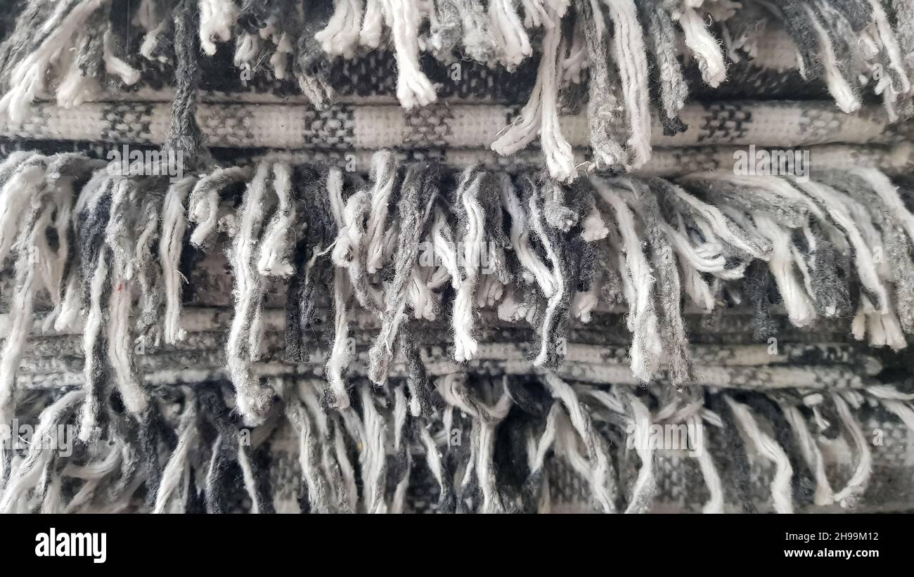 Toile de fond de vêtements tricotés en laine.Une pile de couvertures en laine écossais grises.Automne, hiver concept de chaleur et de confort à la maison.Un paquet de soigneusement plié Banque D'Images