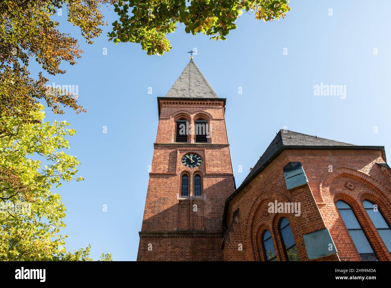 Villingen Schwenningen, Allemagne.10 octobre 2021.Photo extérieure de l'église catholique Saint-François.Crédit : Silas Stein/dpa/Alay Live News Banque D'Images