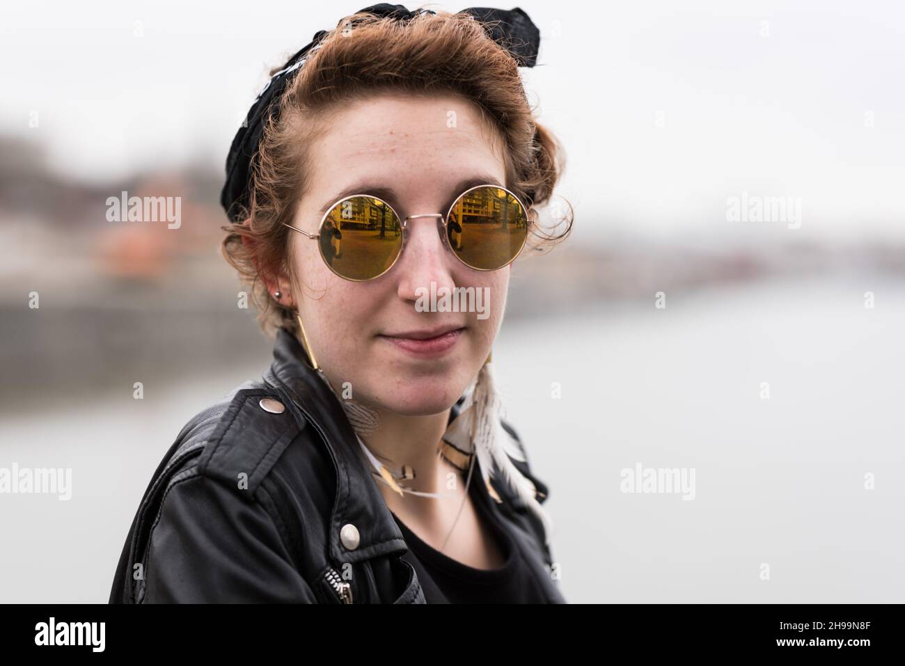 Portrait d'une fille de vingt ans avec un fond urbain Banque D'Images
