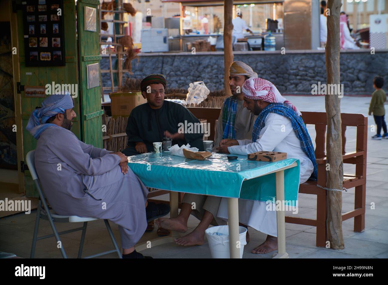 Groupe de pêcheurs arabes traditionnels assis dans le village culturel de Katara à Doha, Qatar vue de jour pendant le onzième festival traditionnel de dhow de Katara Banque D'Images