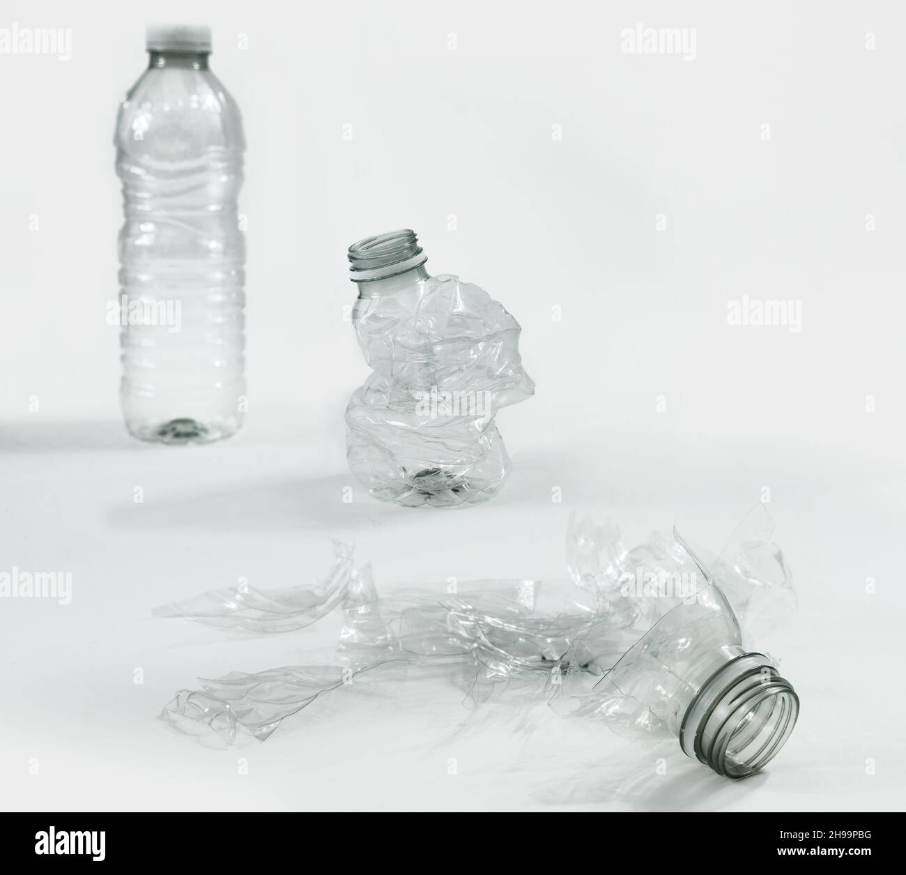 Bouteille d'eau en plastique de l'origine à la fin de sa vie, prête pour le recyclage. Banque D'Images
