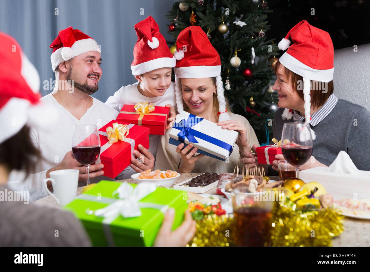 Famille gaie échangeant des cadeaux de Noël Banque D'Images