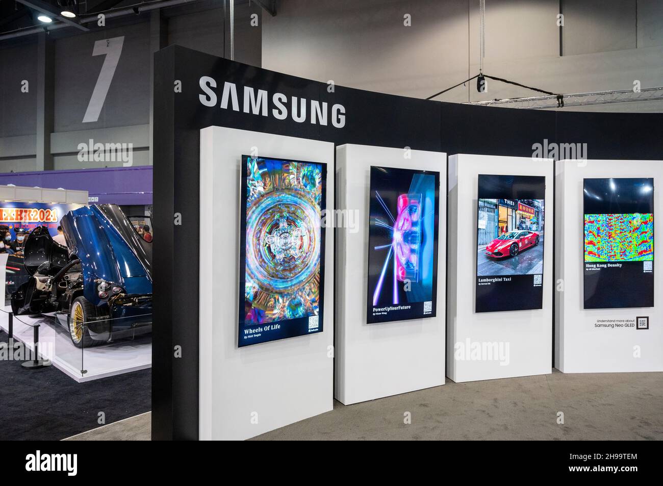 Hong Kong, Chine.05e décembre 2021.NFT Crypto Art, jetons non fongibles, des œuvres d'art sont exposées lors de l'International Motor Expo (IMXHK) mettant en vedette des voitures et motos thermiques et électriques à Hong Kong.Crédit : SOPA Images Limited/Alamy Live News Banque D'Images