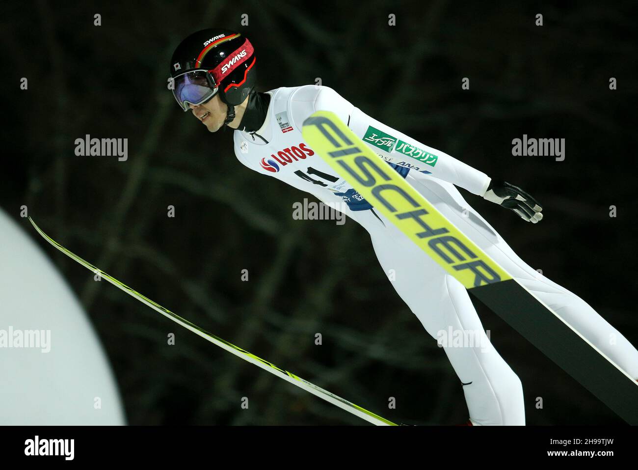 Wisla, Pologne.05e décembre 2021.Naoki Nakamura vu en action lors de la compétition individuelle de la coupe du monde de saut à ski FIS à Wisla.Crédit : SOPA Images Limited/Alamy Live News Banque D'Images