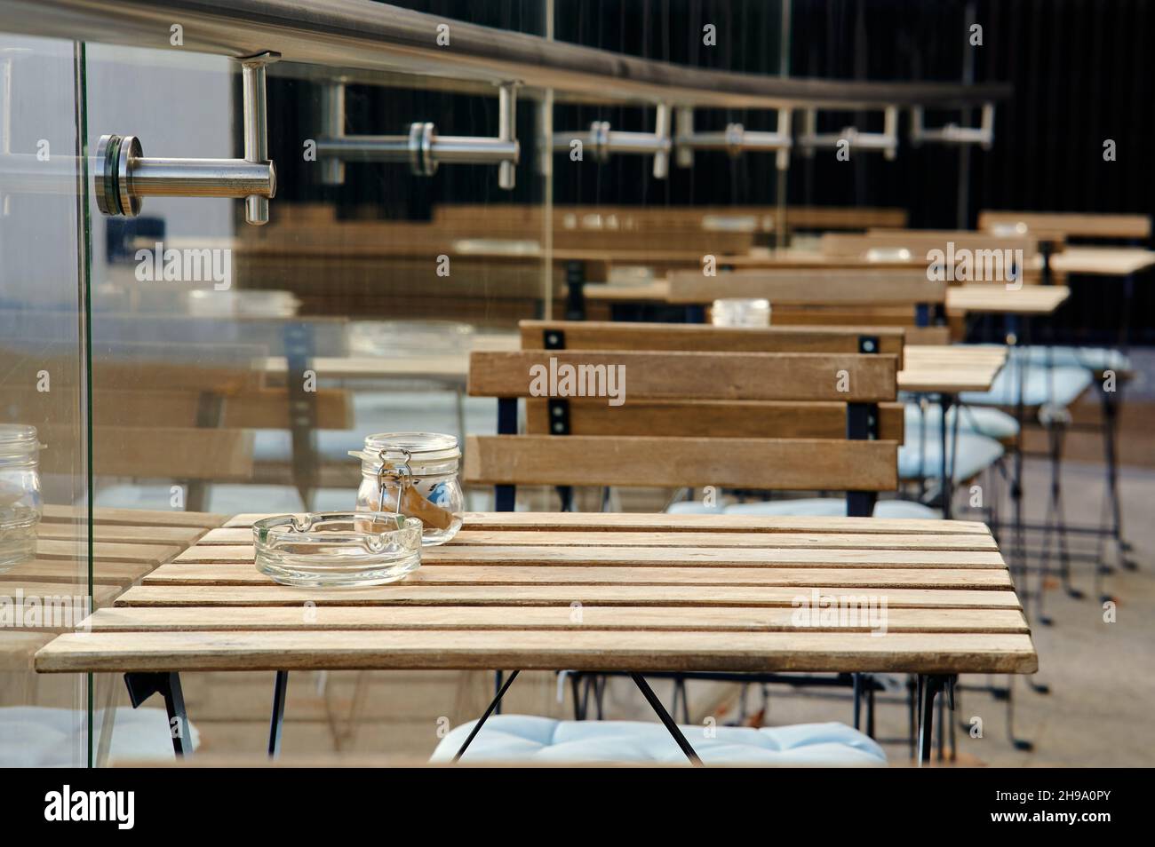 Des sièges et chaises de café vides à l'extérieur de londres par beau temps Banque D'Images