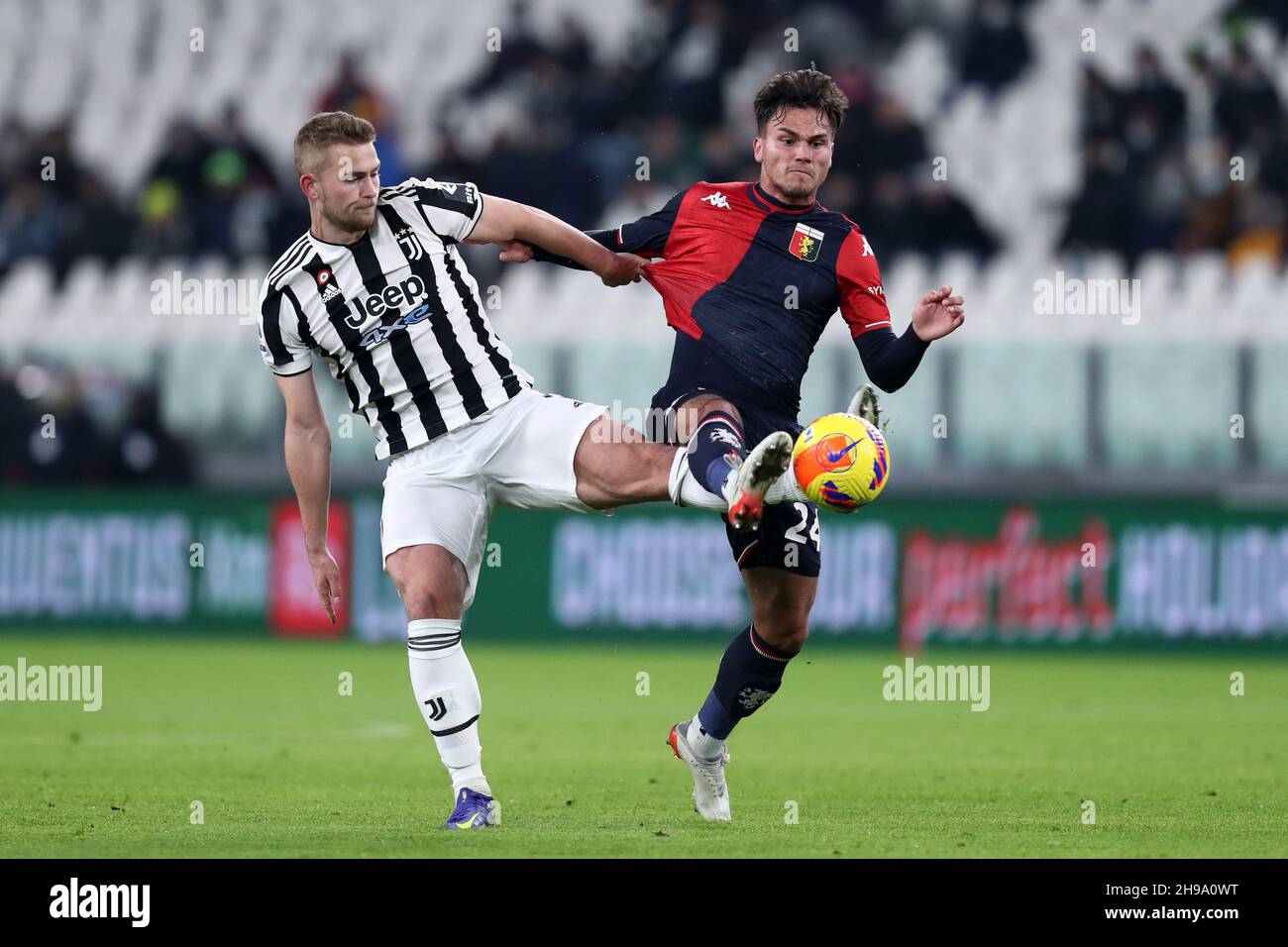 Turin, Italie.05e décembre 2021.Matthijs de Ligt de Juventus FC et Flavio Bianchi de Gênes CFC bataille pour le ballon pendant la série Un match entre Juventus FC et Gênes CFC au stade Allianz le 5 décembre 2021 à Turin, Italie.Credit: Marco Canoniero / Alamy Live News Banque D'Images