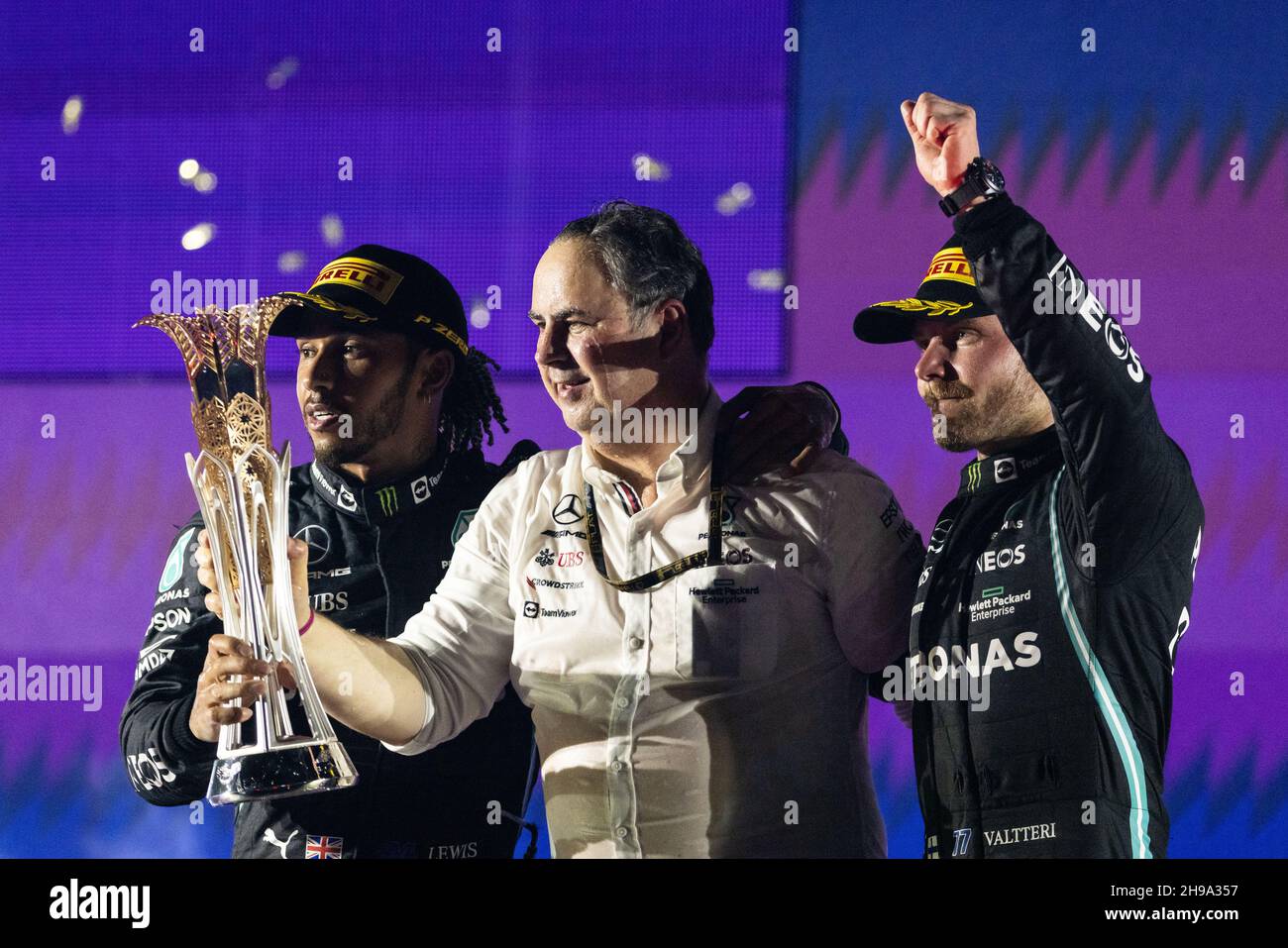 Le podium (de gauche à droite) : Lewis Hamilton (GBR) Mercedes AMG F1, gagnante de la course; Ron Meadows (GBR) Mercedes GP Team Manager; Valtteri Bottas (fin) Mercedes AMG F1, troisième.Grand Prix d'Arabie Saoudite, dimanche 5 décembre 2021.Djeddah, Arabie Saoudite. Banque D'Images