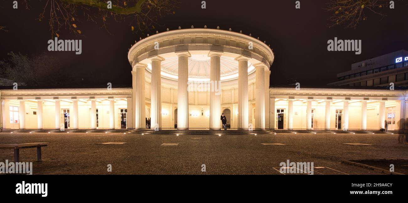 Elisenbrunnen Aix-la-Chapelle la nuit.Aujourd'hui, l'Elisenbrunnen se compose d'une salle décapotable ouverte. Banque D'Images