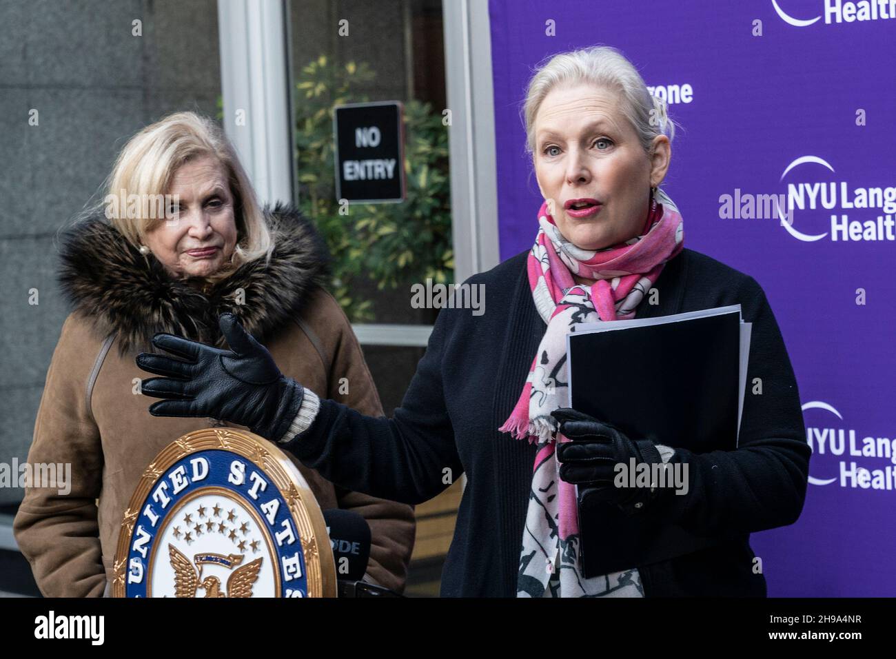 Le sénateur américain Kirsten Gillicand et la représentante des États-Unis Carolyn Maloney ont fait pression pour la création de centres d'intervention en cas de pandémie devant l'hôpital Tisch de NYU Langone Health.Madame le sénateur a présenté la législation qu'elle a parrainée au Sénat en tant que représentante des États-Unis Carolyn Maloney et représentants des États-Unis Nydia Velázquez et John Katko (non présents) coparrainant le projet de loi au Congrès à la lumière de l'émergence ne COVID-19 variante Omicron,Potentiellement plus menaçant de créer et de financer par le gouvernement américain des centres d'excellence en cas de pandémie afin de se préparer à de futures variantes et de contribuer à prévenir les urgences de santé publique.COVID-19 A. Banque D'Images