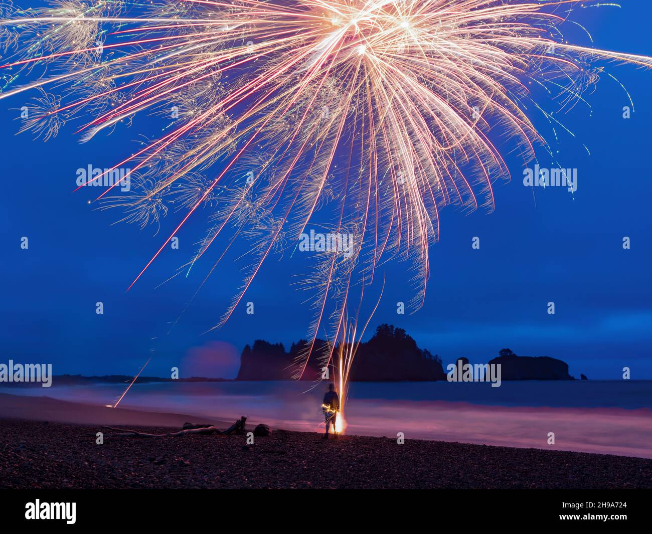 4th de juillet exposition de feux d'artifice, Rialto Beach, Parc national olympique, État de Washington, États-Unis Banque D'Images