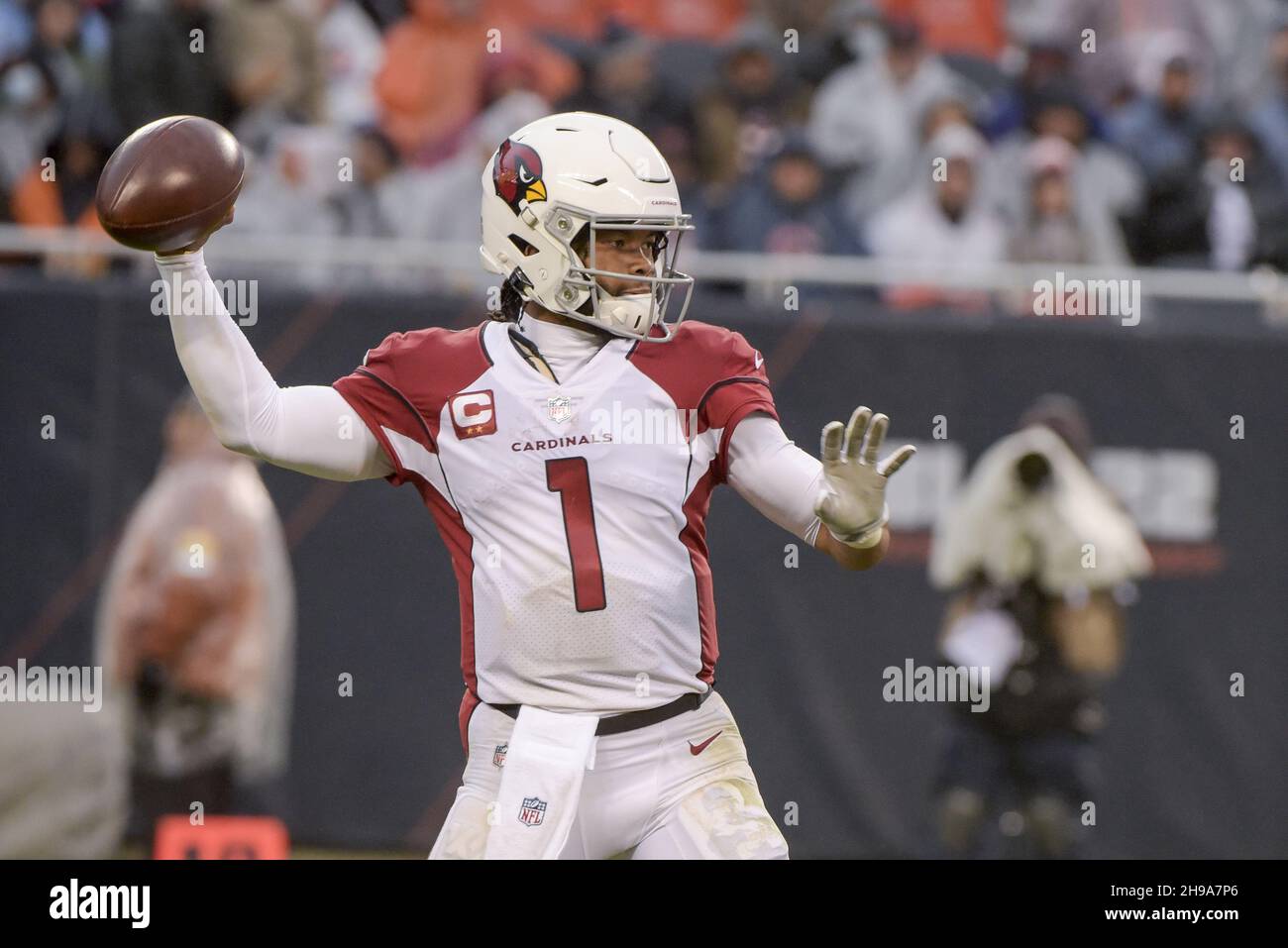 Chicago, États-Unis.05e décembre 2021.Le quarterback des Arizona Cardinals Kyler Murray (1) passe le ballon pendant le deuxième trimestre contre les Chicago Bears au Soldier Field à Chicago le dimanche 5 décembre 2021.Photo par Mark Black/UPI crédit: UPI/Alay Live News Banque D'Images