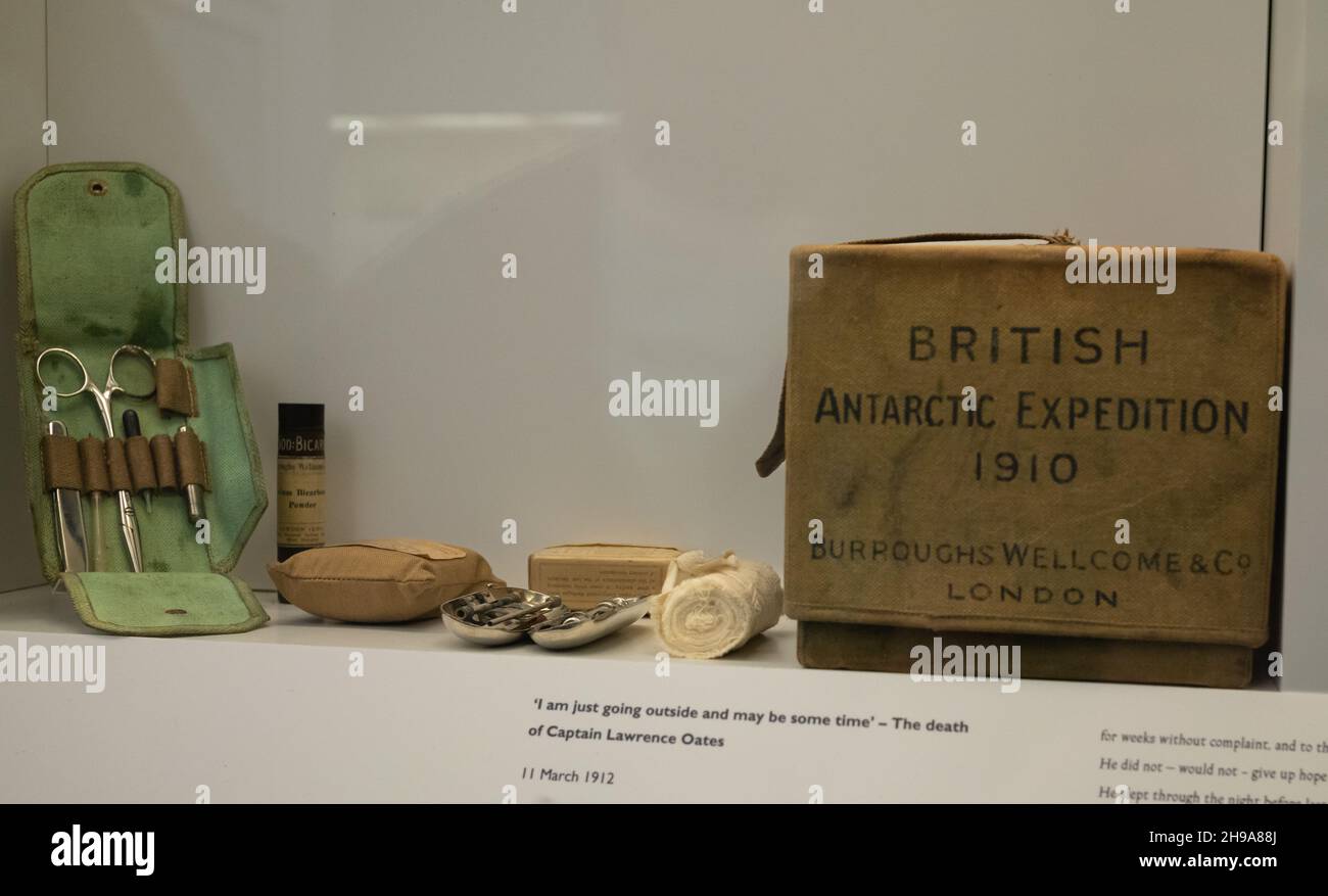 Un coffre de médecine utilisé lors de l'expédition britannique en Antarctique 1910-13 Terra Nova du capitaine Scott exposé au Polar Museum, Cambridge, Royaume-Uni. Banque D'Images