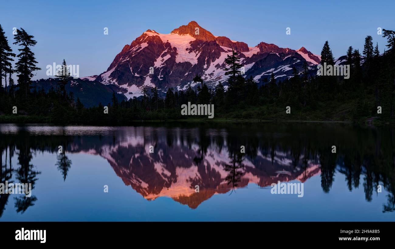 Mont Shuksan et Picture Lake au coucher du soleil, parc national de North Cascades, État de Washington, États-Unis Banque D'Images
