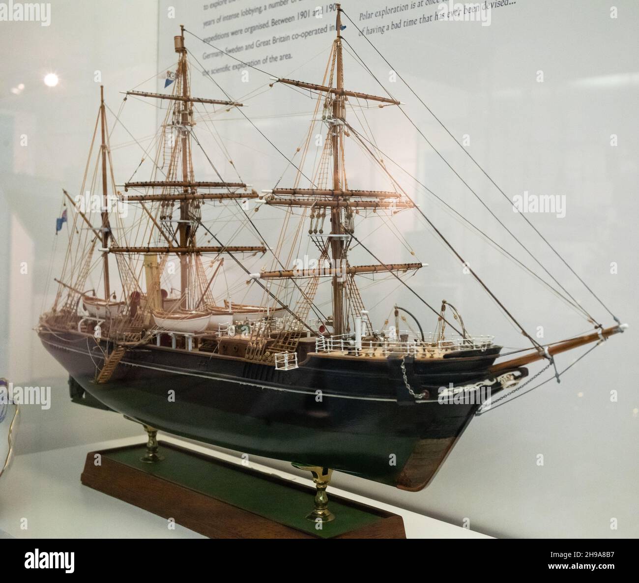 Un modèle à grande échelle de Discovery, le navire utilisé lors de l'expédition nationale britannique en Antarctique 1901-04 exposé au Polar Museum à Cambridge au Royaume-Uni. Banque D'Images