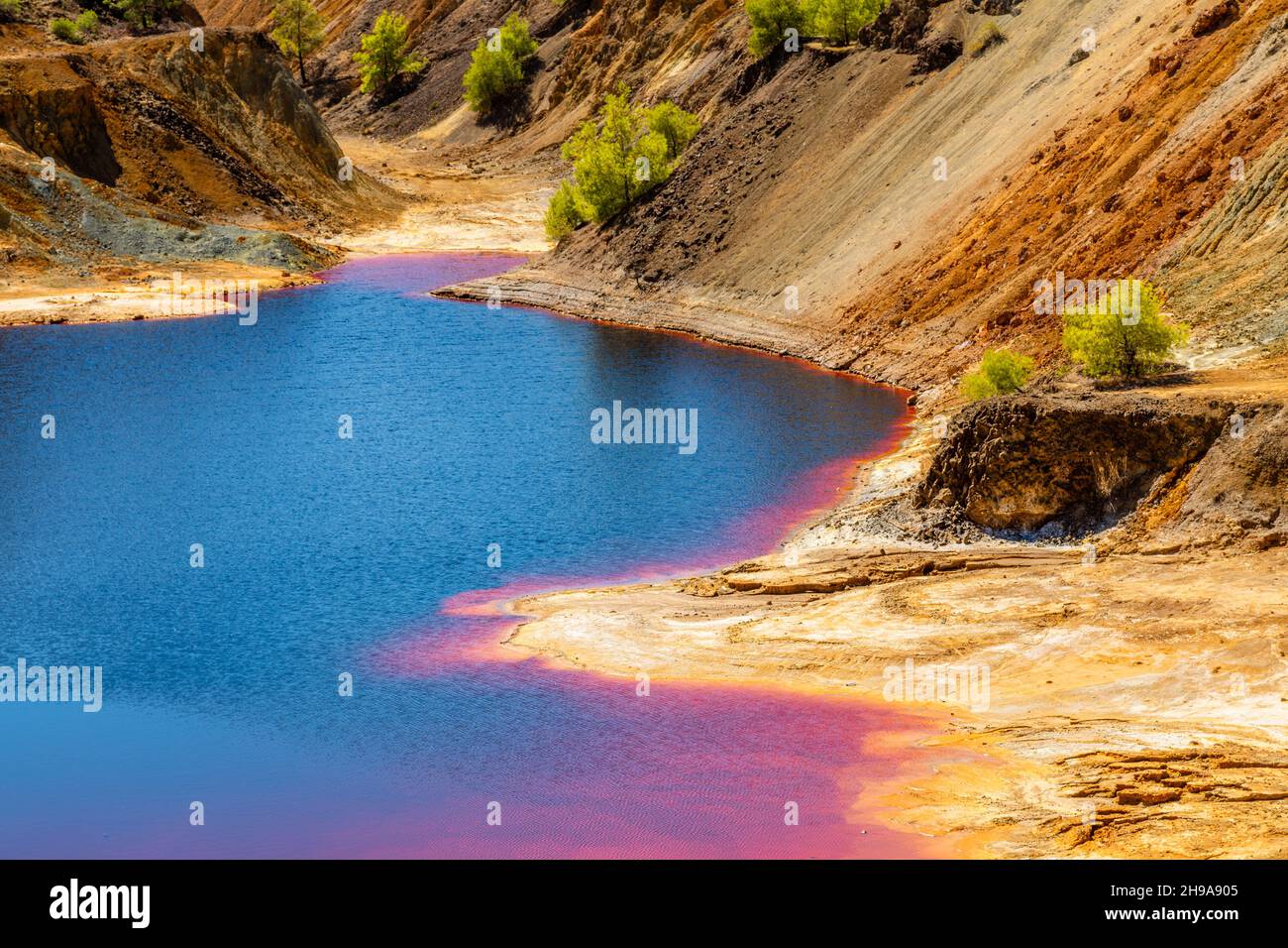 Lac de mine de cuivre Sha, couleur sanglante et fortement pollué, Nicosie, Chypre Banque D'Images