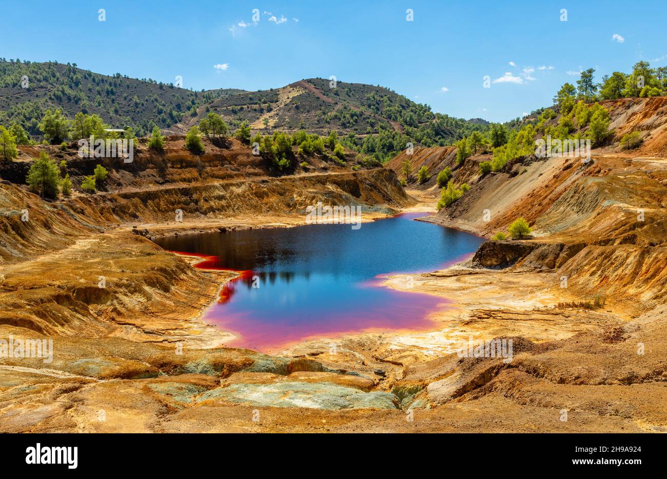 Dangereux sang coloré avec la pollution de cuivre Sha mine lac, Nicosie, Chypre Banque D'Images