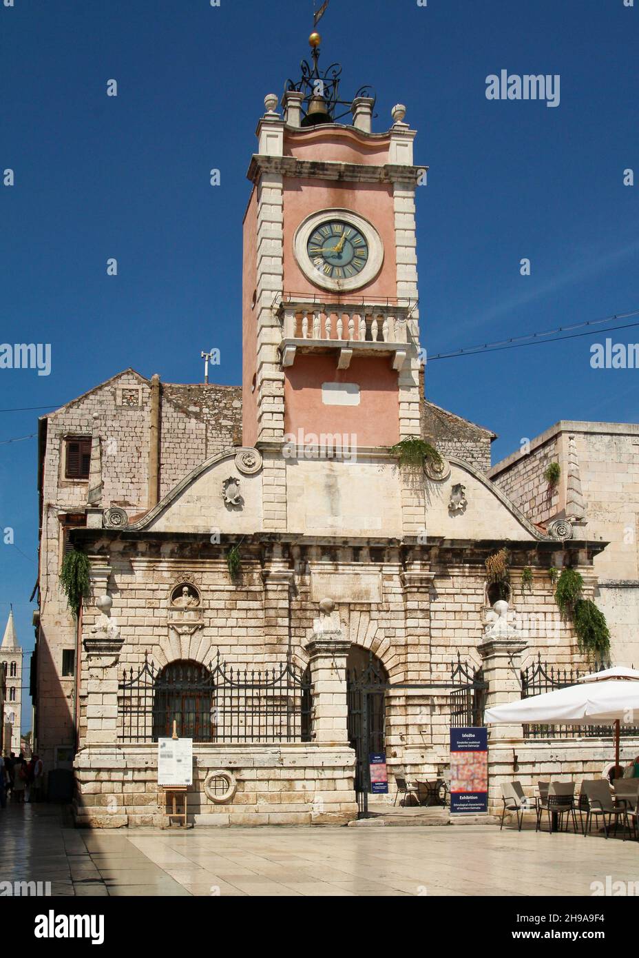 Ancien bâtiment emblématique avec une tour d'horloge sur la place du peuple à Zadar, Croatie Banque D'Images