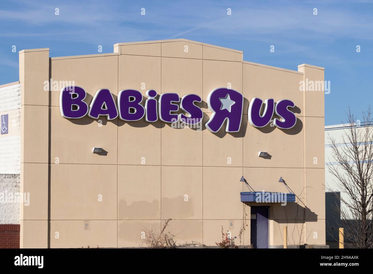 Cincinnati - Circa décembre 2021 : magasin de centre commercial Babies 'R' US.Toys 'R' US et Babies 'R' US sont sortis des affaires après avoir déposé faillite. Banque D'Images