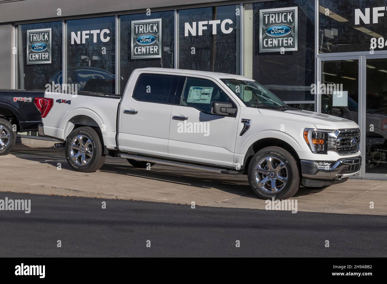 Cincinnati - Circa décembre 2021 : exposition de Ford F-150 dans un concessionnaire.La Ford F150 est disponible en XL, XLT, Lariat, King Ranch, Platinum,Et limité Banque D'Images