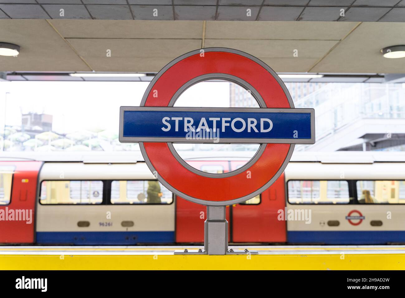 Logo tube sur la plate-forme du train à la gare de London Stratford, Angleterre, Royaume-Uni Banque D'Images