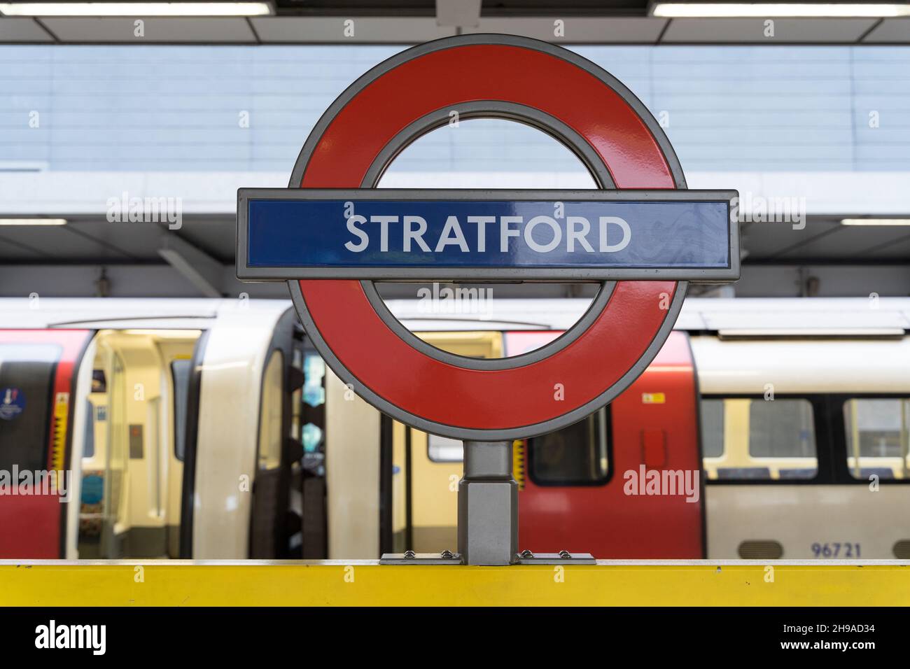 Logo tube sur la plate-forme du train à la gare de London Stratford, Angleterre, Royaume-Uni Banque D'Images