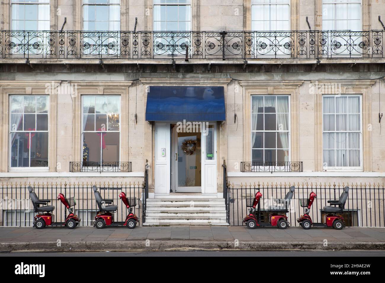 Voitures invalides garées sur le trottoir devant un hôtel de la côte sud en Angleterre, au Royaume-Uni Banque D'Images