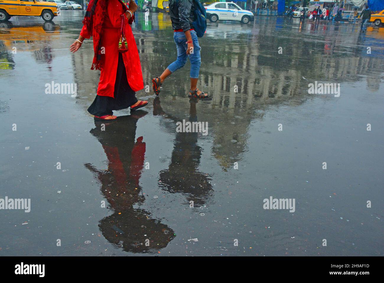 Kolkata, Bengale occidental, Inde.5 décembre 2021.La ville pourrait avoir des vents orageux et des pluies modérées sous l'impact du cyclone Jawad.Le département météorologique de l'Inde prévoit que la tempête cyclonique se déplacera vers le nord-nord vers la côte ouest du Bengale avant de s'affaiblir en dépression profonde pendant la journée.''avec le système susceptible de se déplacer vers le nord-nord-est le long de la côte d'Odisha vers le Bengale occidental et de se développer dans une zone bien marquée de basse pression,Des précipitations légères à modérées ont commencé dans les districts de Kolkata, Howrah, Parganas du Nord et du Sud 24, et dans les districts de Purba et Paschim Medinipur, '' Banque D'Images