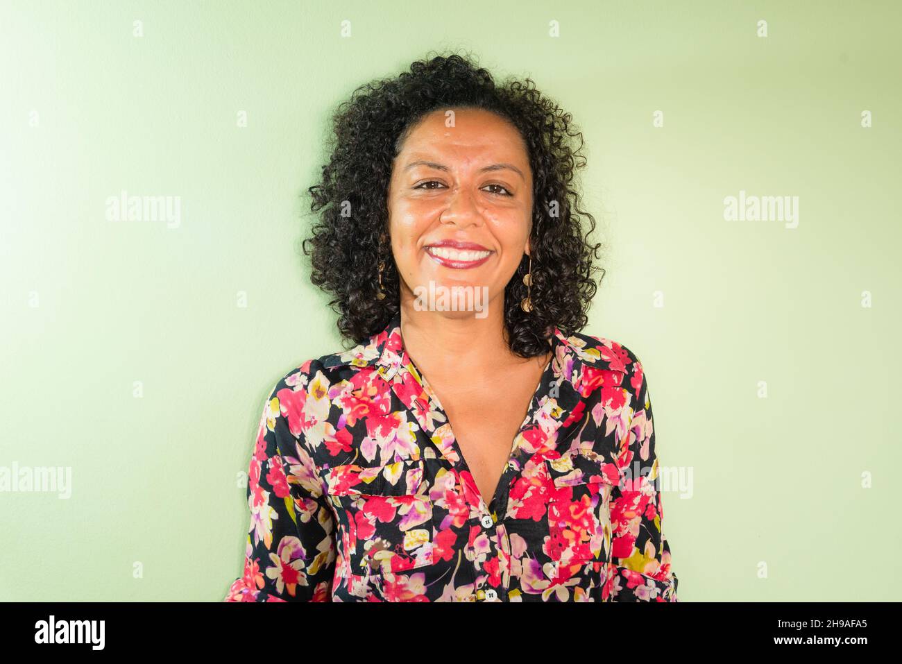 Portrait d'une femme sur fond vert clair.Salvador, Bahia, Brésil. Banque D'Images