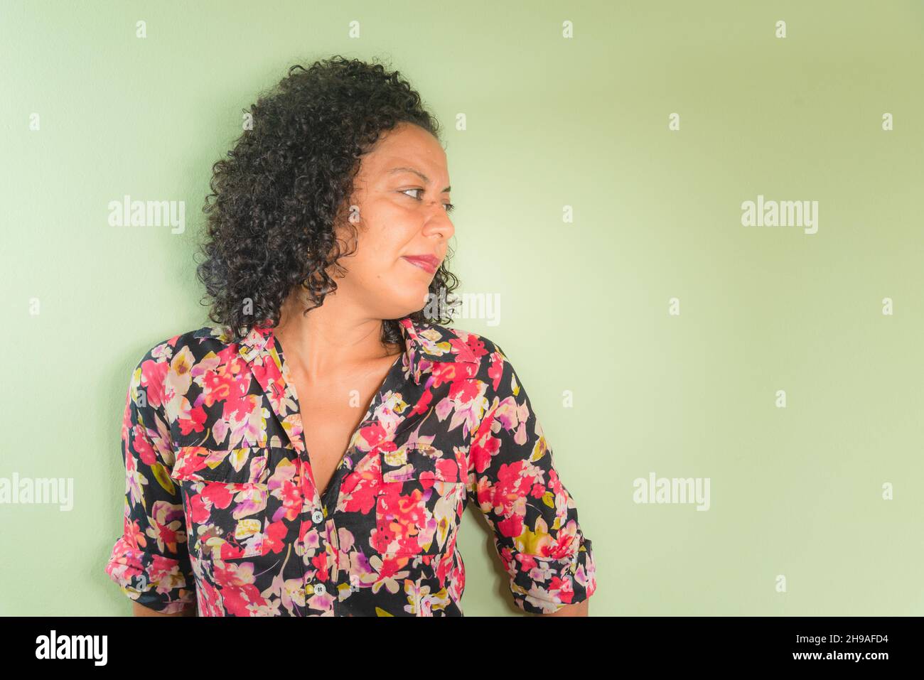 Portrait d'une femme sur fond vert clair.Salvador, Bahia, Brésil. Banque D'Images